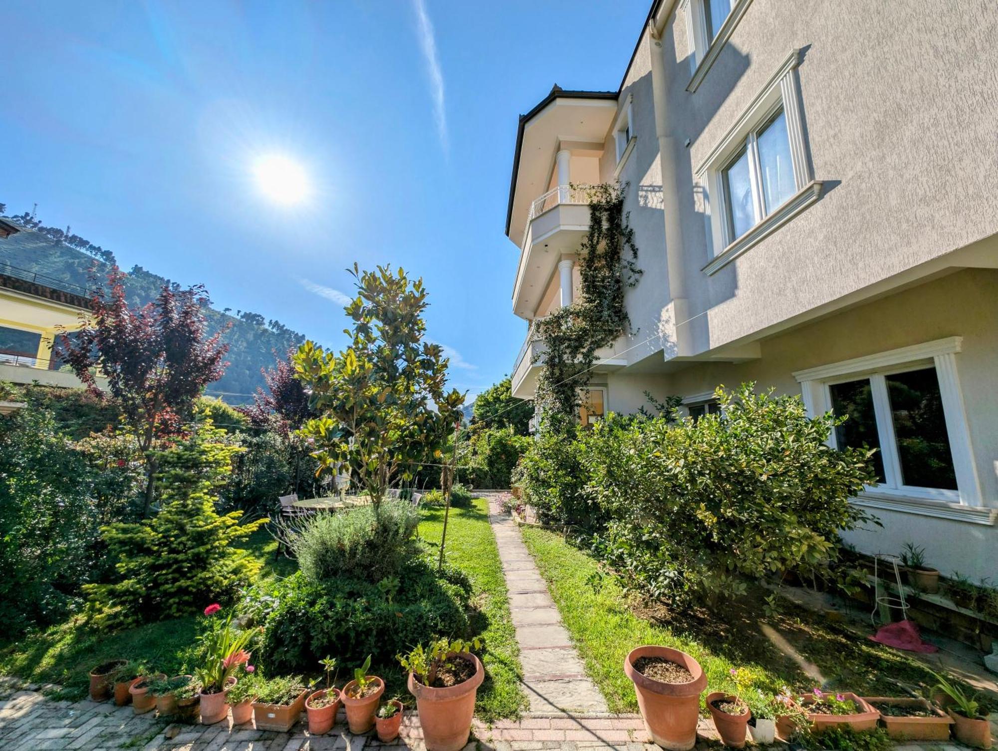 Villa With Garden And Veranda Berat Exteriér fotografie