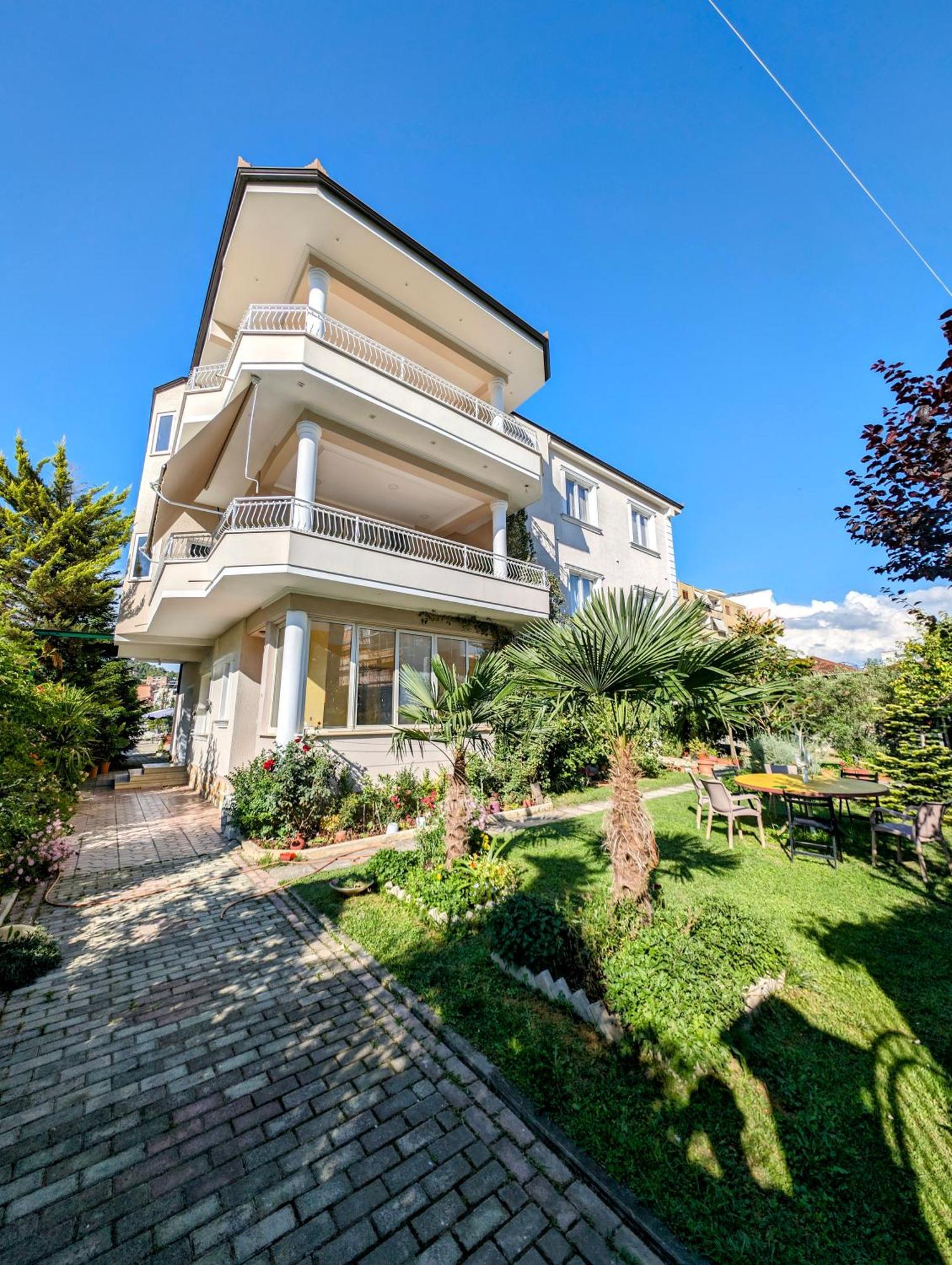Villa With Garden And Veranda Berat Exteriér fotografie