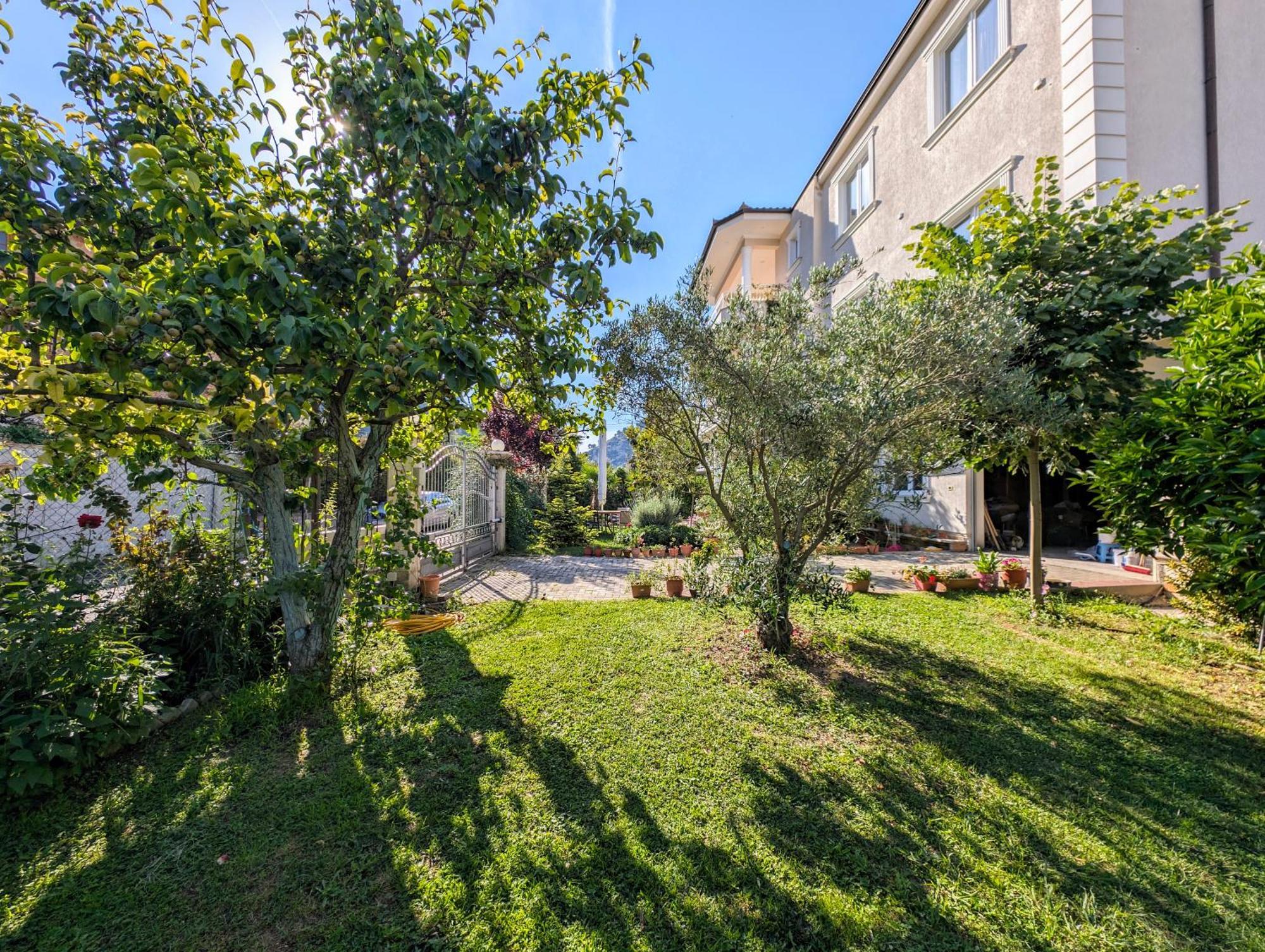 Villa With Garden And Veranda Berat Exteriér fotografie