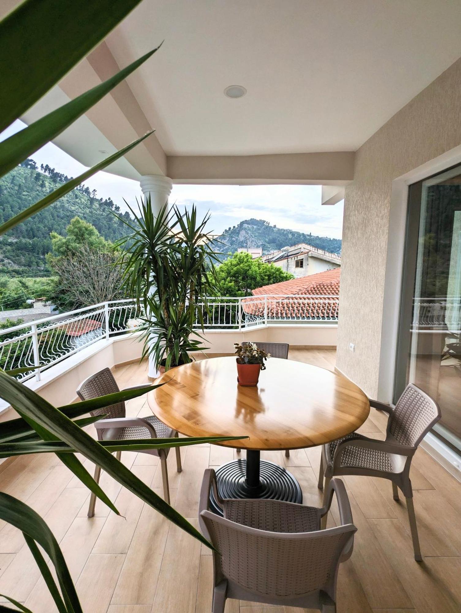 Villa With Garden And Veranda Berat Exteriér fotografie